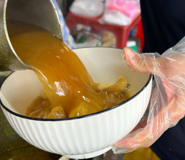 Ăn bún cá Châu Đốc nổi tiếng ở trung tâm TP.HCM, tìm giai thoại 'ngày xửa ngày xưa'