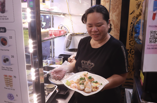 Gây bão mạng quốc tế, bánh ram ít Huế thành món 'best seller' ở nhiều quán TP.HCM