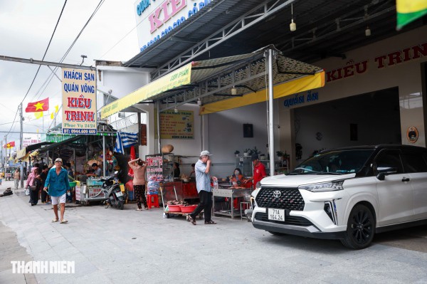 'Đừng để người ở xa về phiền lòng': Hàng quán Tắc Sậy giữ giá đón khách hành hương