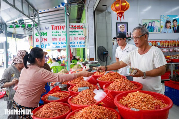 'Đừng để người ở xa về phiền lòng': Hàng quán Tắc Sậy giữ giá đón khách hành hương