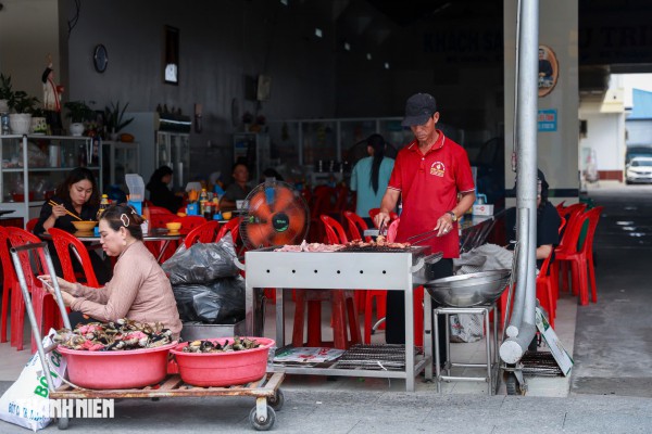 'Đừng để người ở xa về phiền lòng': Hàng quán Tắc Sậy giữ giá đón khách hành hương