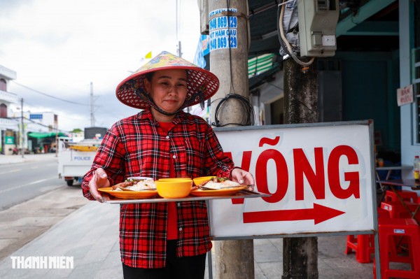 'Đừng để người ở xa về phiền lòng': Hàng quán Tắc Sậy giữ giá đón khách hành hương