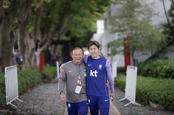 nong-truong-doan-doi-tuyen-han-quoc-park-hang-seo-noi-loi-gan-ruot-cui-dau-xin-loi-khan-gia-que-nha
