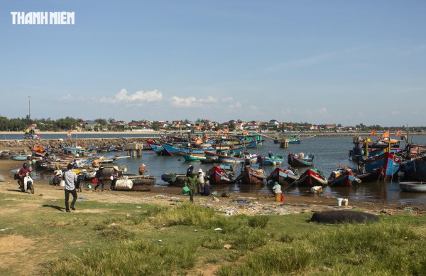 Chợ cá Cửa Tùng tấp nập du khách 'canh' mua hải sản tươi rói