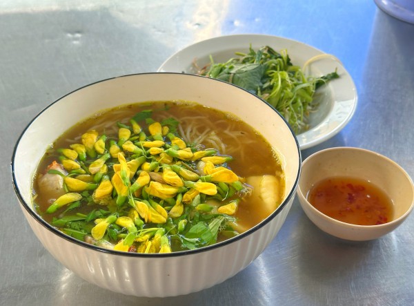 Ăn bún cá Châu Đốc nổi tiếng ở trung tâm TP.HCM, tìm giai thoại 'ngày xửa ngày xưa'