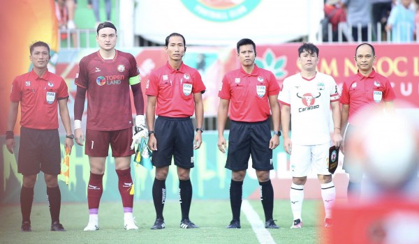 Bắc Ninh đề nghị thuê trọng tài ngoại bắt trận play-off, nào ngờ VFF đã chủ động mời 2 trọng tài Singapore