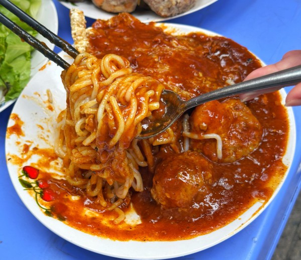 Bánh tầm cay đặc sản Cà Mau ở TP.HCM: Quán bình dân trong hẻm bán 24/7