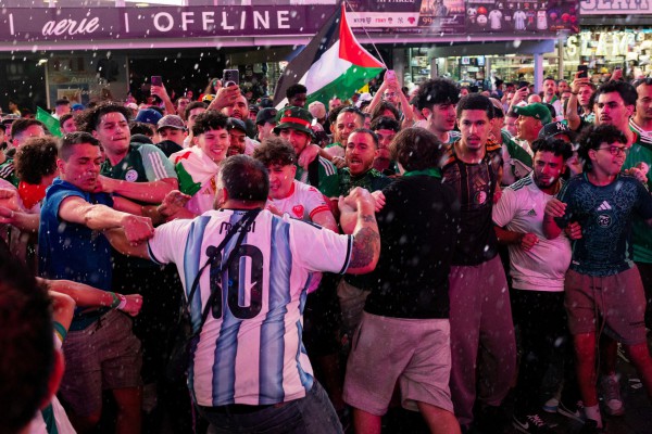 CĐV Argentina và Algeria ẩu đả, màn đấu trí giữa Messi với con trai Zidane sẽ cực nóng CĐV Argentina và Algeria ẩu đả, màn đấu trí giữa Messi với con trai Zidane sẽ cực nóng