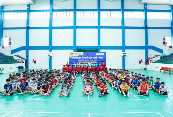 CLB Thái Sơn Nam: HLV Tây Ban Nha 'tìm vàng' từ hơn 2.600 thí sinh nam, nữ CLB Thái Sơn Nam: HLV Tây Ban Nha 'tìm vàng' từ hơn 2.600 thí sinh nam, nữ