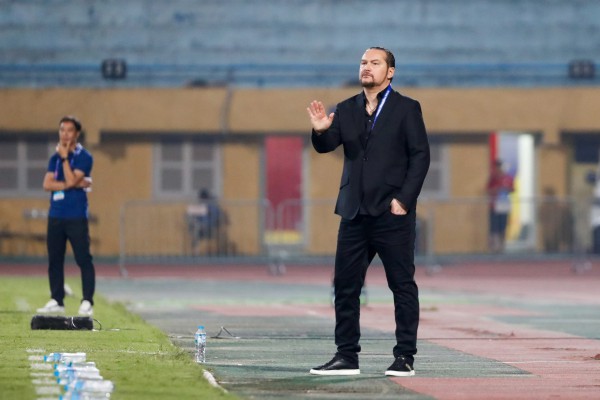 Cá tính góc cạnh của HLV Popov mang tới cho V-League màu sắc riêng, nhưng...
