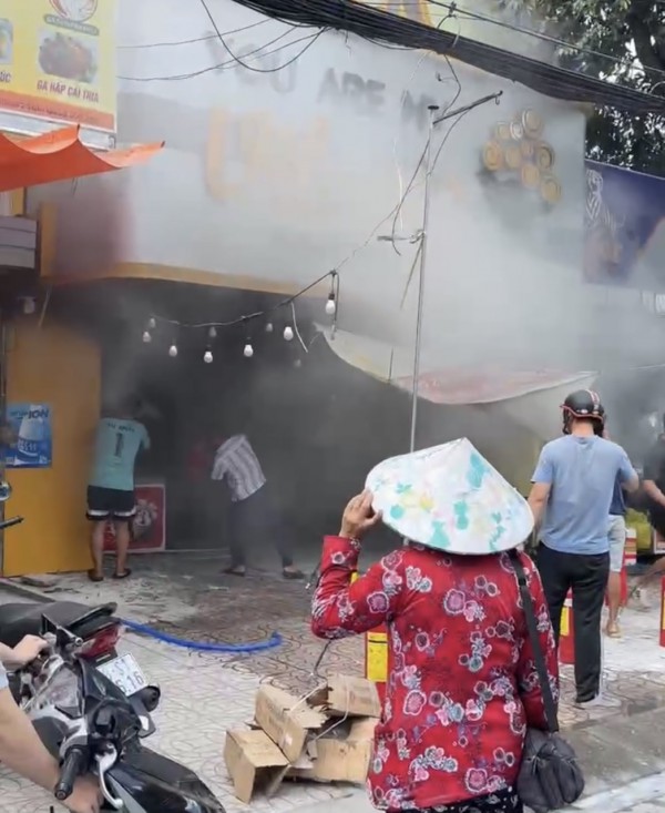Cháy cửa hàng bán trái cây nhập khẩu ở Cần Thơ