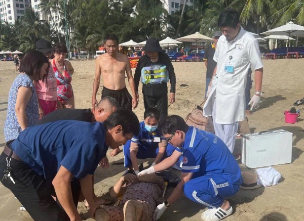 Cứu sống cụ bà 84 tuổi ngưng tim, ngưng thở khi tắm biển ở Nha Trang