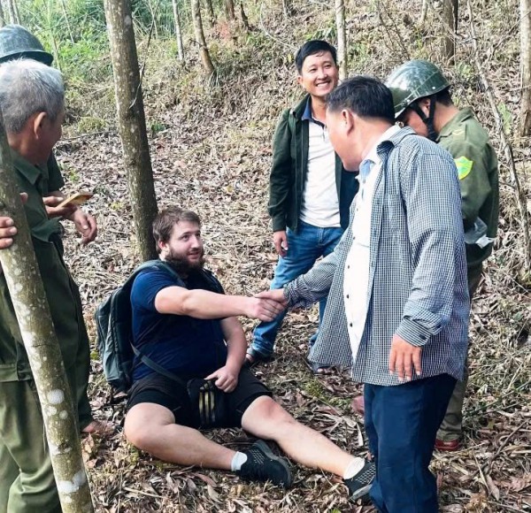 Đà Nẵng: Hàng chục người băng rừng giải cứu du khách Đức gặp nạn trên núi Đà Nẵng: Hàng chục người băng rừng giải cứu du khách Đức gặp nạn trên núi