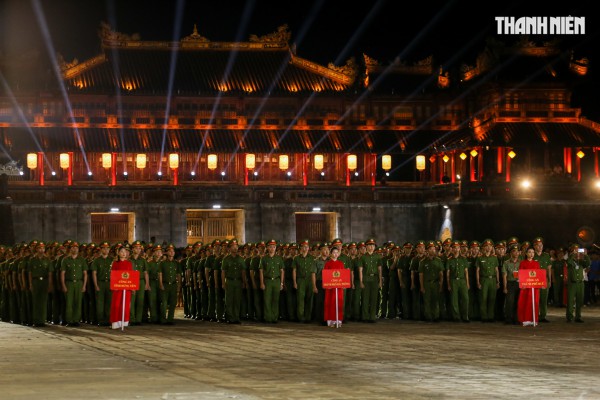 Đặc nhiệm, kỵ binh của Bộ Công an trình diễn ở Ngọ Môn - Đại nội Huế