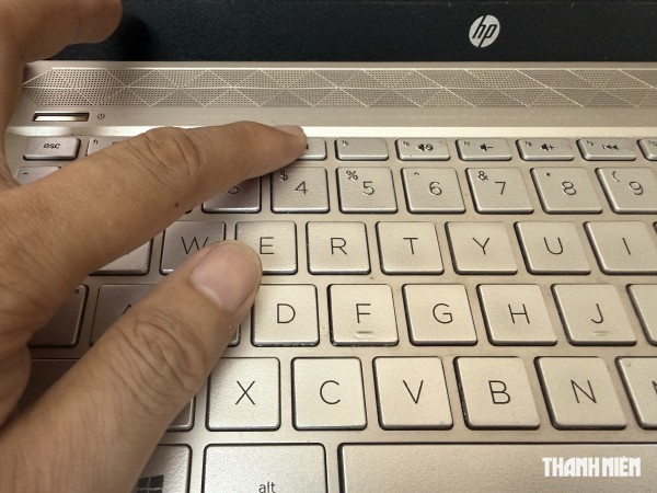 Đèn trên phím F4 của laptop có công dụng gì?