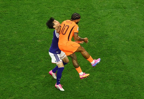 Depay gây phẫn nộ vì đánh vào mặt cầu thủ Nhật Bản, video lộ chứng cứ ‘rành rành’: VAR bị réo tên