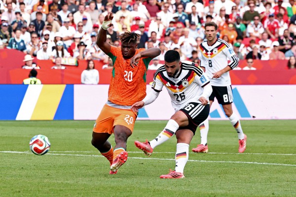 Đội tuyển Đức bị chê thiếu fair-play: Gần giống cách 'sao Thái Lan' Supachok sút tung lưới tuyển Việt Nam
