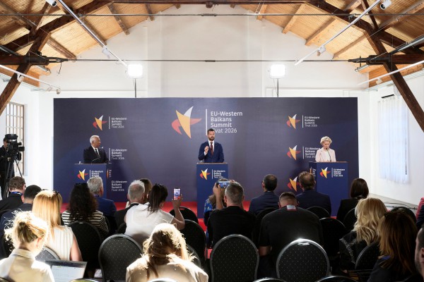 EU níu giữ để 'chữa cháy' EU níu giữ để 'chữa cháy'