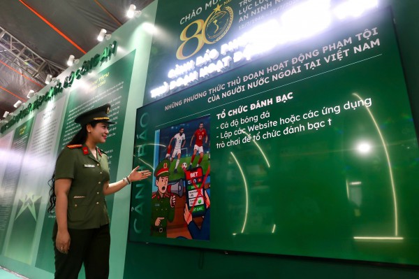 Gala 'Tổ quốc bình yên': Tái hiện 80 năm lịch sử An ninh nhân dân Gala 'Tổ quốc bình yên': Tái hiện 80 năm lịch sử An ninh nhân dân