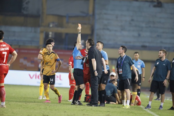 HLV Popov lại phản ứng trọng tài ngoại, dọa rời Thể Công Viettel và V-League: ‘Không bao giờ quay lại đây nữa’