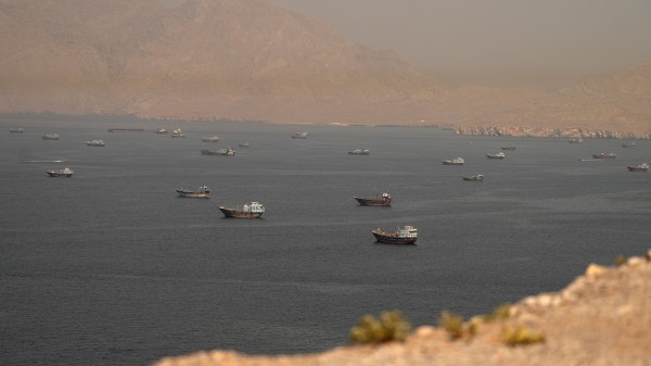 Iran lại đóng cửa eo biển Hormuz