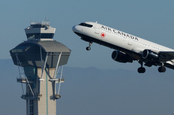 Khởi tố cựu phi công Canada làm cơ trưởng ‘chui’ suốt 16 năm Khởi tố cựu phi công Canada làm cơ trưởng ‘chui’ suốt 16 năm