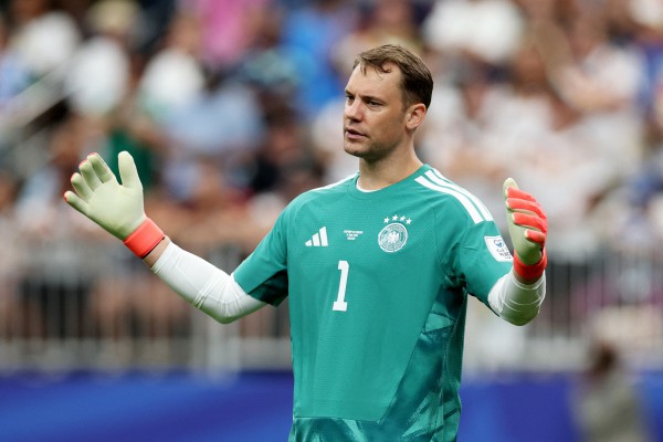 Manuel Neuer vi phạm luật FIFA ngày tái xuất đội tuyển Đức, may mắn thoát án phạt