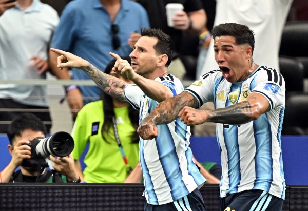 Messi lập cú đúp phá kỷ lục mọi thời đại World Cup: Argentina thắng Áo 2-0, sớm giành vé knock-out Messi lập cú đúp phá kỷ lục mọi thời đại World Cup: Argentina thắng Áo 2-0, sớm giành vé knock-out