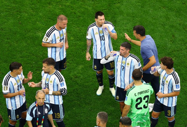 Messi răm rắp tuân lệnh, không bao giờ ‘cãi’ HLV Scaloni nửa lời, đủ tuyệt kỹ đấu… World Cup 2030