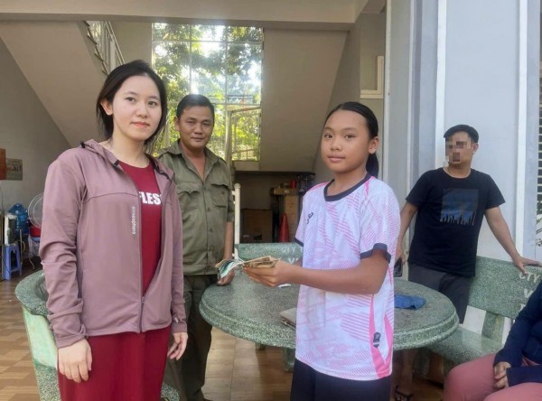 Nhặt được ví tiền, nữ sinh lớp 8 nhờ công an tìm trả người đánh rơi