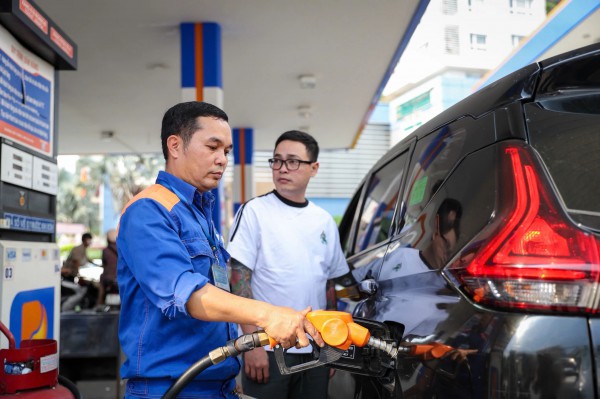 Nhiều hãng xe lên tiếng: Ô tô, xe máy nào 'sống khỏe' với xăng E10?