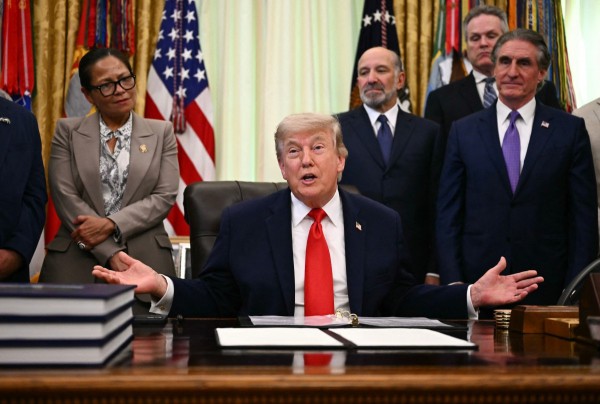 Ông Trump hủy tấn công, Iran phủ nhận đạt thỏa thuận