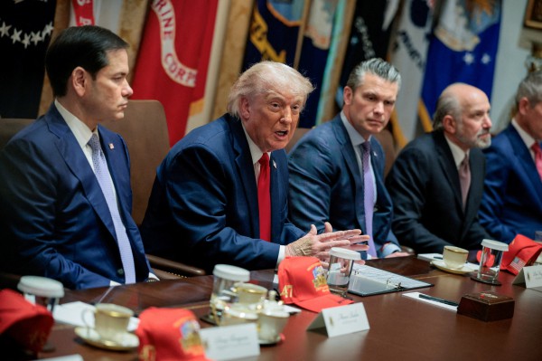 Ông Trump thông báo dỡ phong tỏa hải quân, vạch lằn ranh đỏ với Iran