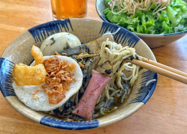 Quán bún cua thối Gia Lai hiếm có ở TP.HCM: 'Thum thủm mà… lỡ ghiền!'