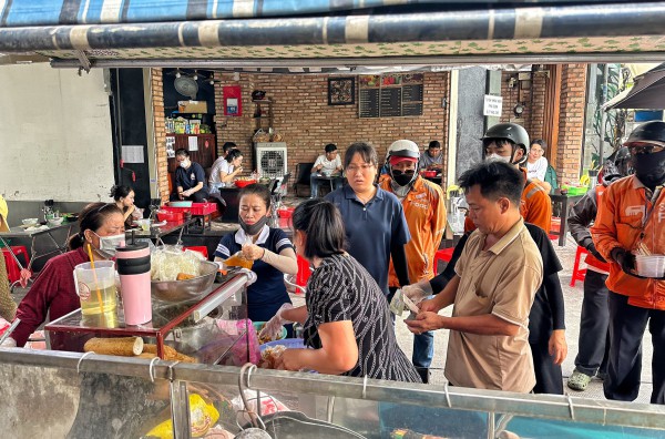 Quán bún riêu bình dân được Michelin gọi tên: Chủ quán từng 'sợ đi dự mà không có giải'