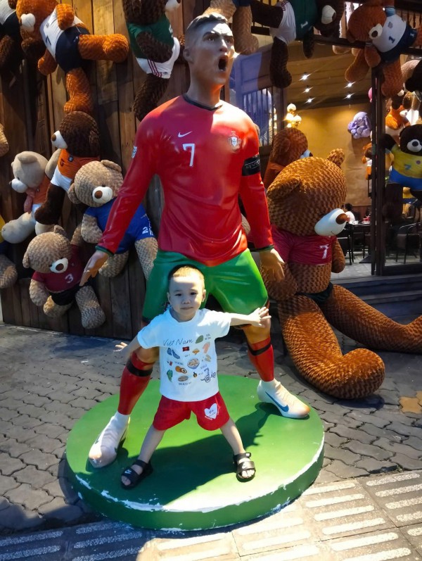 Quán cà phê TP.HCM 'thức' cùng World Cup 2026: Mở cửa 24/7, khách check-in cùng Messi, Ronaldo