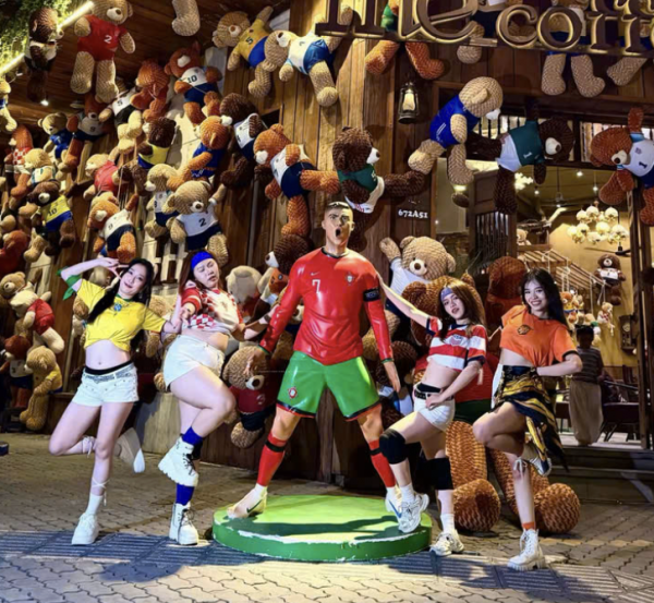Quán cà phê TP.HCM 'thức' cùng World Cup 2026: Mở cửa 24/7, khách check-in cùng Messi, Ronaldo
