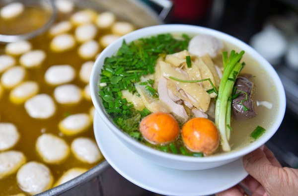 Quán phở gà 'đắt nhất nhì' Hà Nội được Michelin gọi tên có gì đặc biệt?