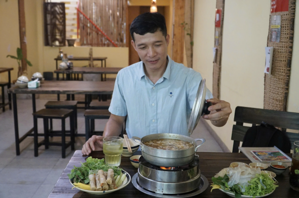 Quán xứ Nẫu ở TP.HCM giữ vị quê, món yaourt chấm muối gây tò mò