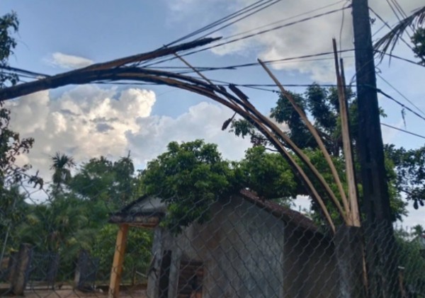 Quảng Ngãi: Lốc xoáy làm 70 nhà dân tốc mái, trụ sở UBND xã hư hỏng