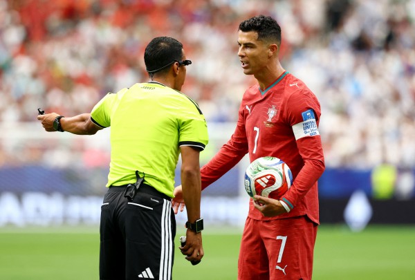 Ronaldo phớt lờ khi phóng viên nhắc đến Messi: 'Mời hỏi câu khác' Ronaldo phớt lờ khi phóng viên nhắc đến Messi: 'Mời hỏi câu khác'