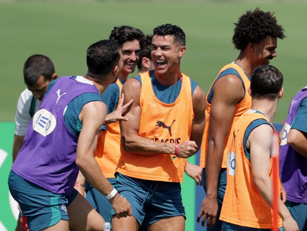 Sao M.U bảo vệ quyết liệt Ronaldo, nói lời gay gắt: ‘Có những người không muốn Bồ Đào Nha thắng’