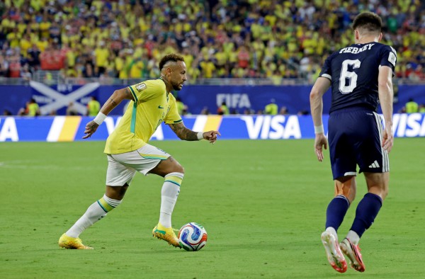 Sau gần 1.000 ngày, Neymar bật khóc khi được ra sân từ ghế dự bị trận Brazil thắng Scotland