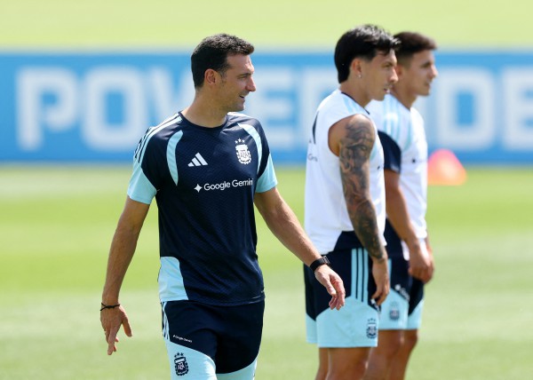 Scaloni đáp trả HLV Ancelotti khi chê Argentina ‘đá chậm’, tiết lộ Messi rất ổn