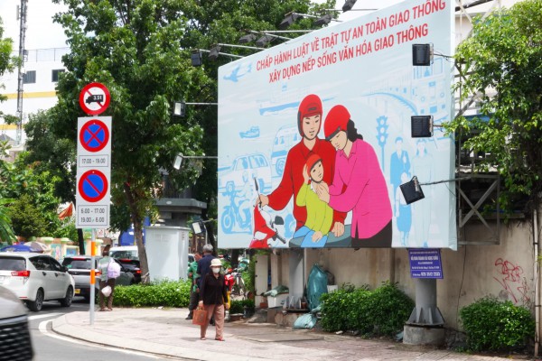 TP.HCM muốn tháo dỡ hàng loạt biển quảng cáo lấn chiếm vỉa hè