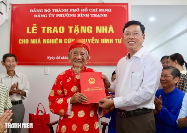 TP.HCM trao tặng nhà mới cho nhà nghiên cứu Nguyễn Đình Tư ở tuổi 106 TP.HCM trao tặng nhà mới cho nhà nghiên cứu Nguyễn Đình Tư ở tuổi 106