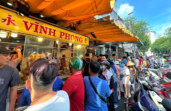 Tết Đoan Ngọ: Đông nghẹt người xếp hàng mua vịt quay ở TP.HCM, chờ tới 2 tiếng Tết Đoan Ngọ: Đông nghẹt người xếp hàng mua vịt quay ở TP.HCM, chờ tới 2 tiếng