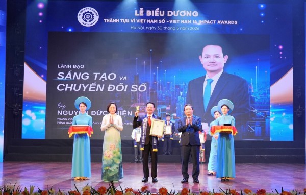Tổng Giám đốc EVNNPC Nguyễn Đức Thiện nhận giải thưởng "Lãnh đạo sáng tạo và chuyển đổi số" Tổng Giám đốc EVNNPC Nguyễn Đức Thiện nhận giải thưởng "Lãnh đạo sáng tạo và chuyển đổi số"
