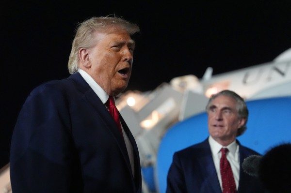 Tổng thống Trump cảnh báo Iran 'phải trả giá', dọa tấn công tiếp