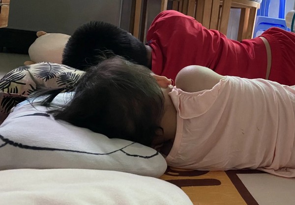 Tranh cãi chuyện cho con ngủ trễ dịp hè